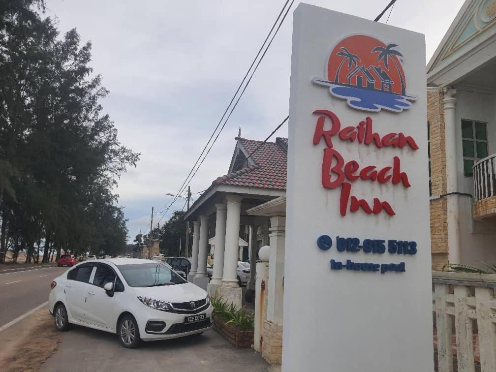 龙运Raihan Beach Resort的停在房屋前的白色汽车,有标志