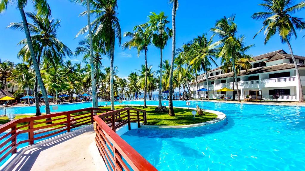 蒙巴萨PrideInn Flamingo Beach Resort & Spa Mombasa的棕榈树度假村的游泳池