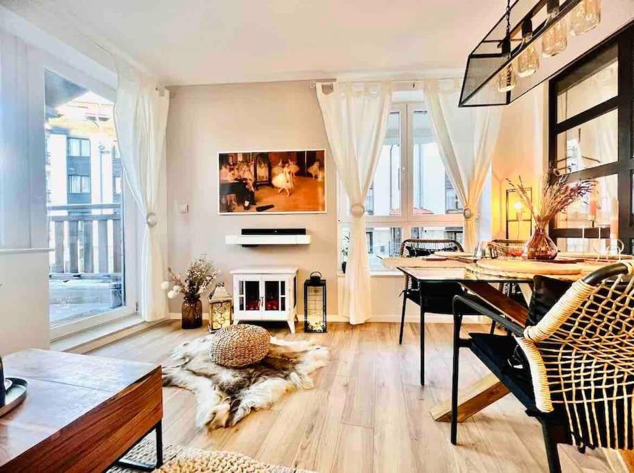 班斯科Boutique lux design apartment @Bansko Royal Towers的客厅配有书桌和壁炉