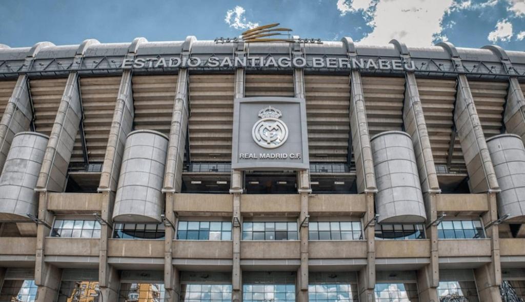 马德里Apartamento en Santiago Bernabéu的享有Santiago santanderendaendaendaendaendaenda建筑的景致。