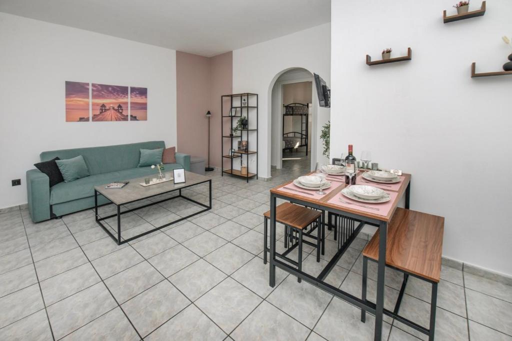 帕拉马Ionian Luxury Apartments的客厅配有沙发和桌子