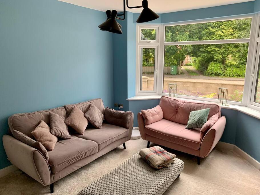 ParkstoneModern 3 Bedroom Home in Coy Pond, Poole的客厅配有沙发和椅子