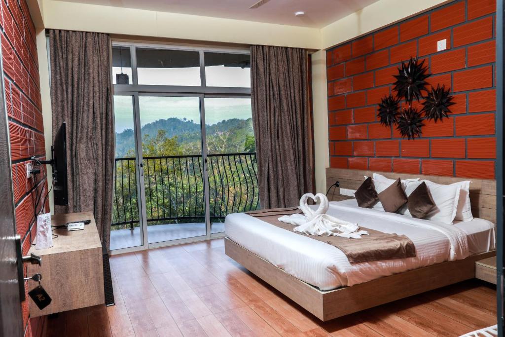 玛纳多迪Serene Crest Resort的一间卧室设有一张床和一个大窗户