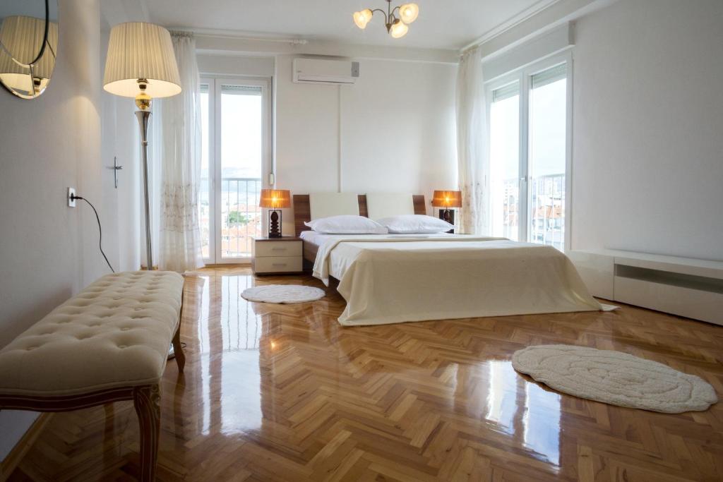斯普利特Jelena Apartment的白色的卧室设有床和大窗户