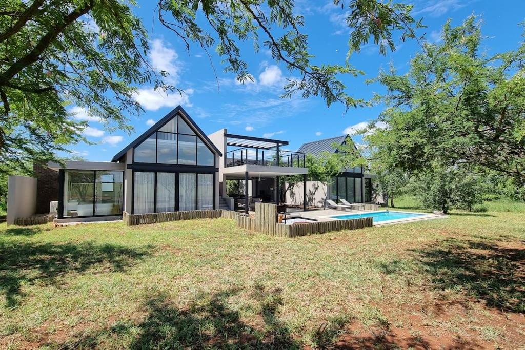 赫克托斯普雷特Lindi Lodge, Mjejane Game Reserve的庭院中间带游泳池的房子