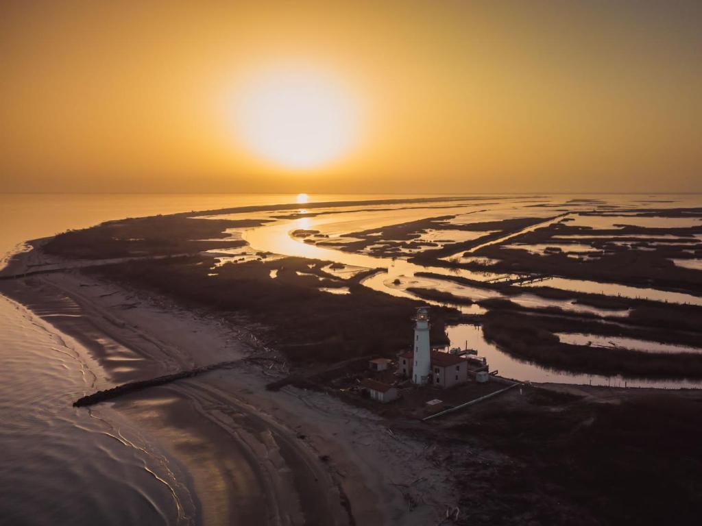 GoroDa la Nada的日落时分海滩灯塔的空中景致