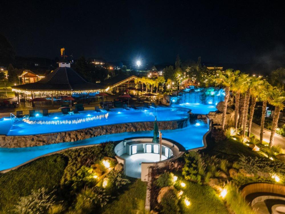 圣弗朗西斯科-迪保拉Bourbon Serra Gaúcha Divisa Resort的享有水上公园的夜间景色