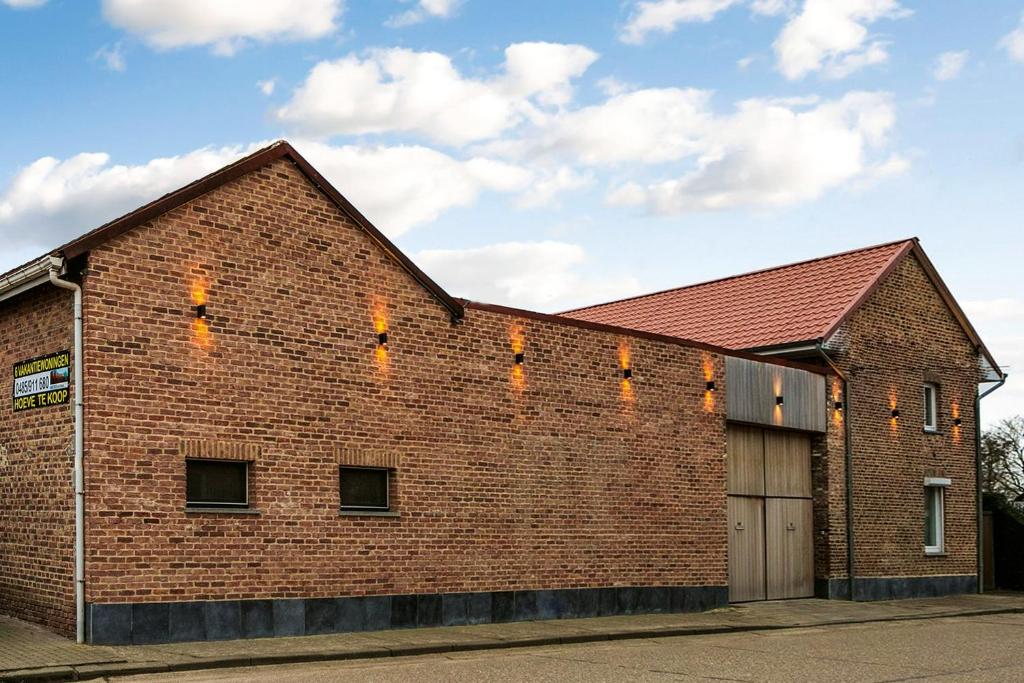 HeersVakantiewoning Henisdael的一座大型砖砌建筑,设有车库
