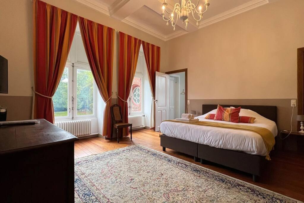 布鲁日Castle ten Berghe Château的一间卧室设有一张床和一个大窗户
