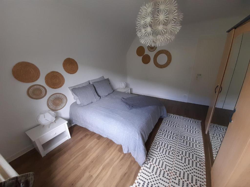 凯泽贝尔Rooms 6 persons Kaysersberg的一间卧室设有一张床和白色的墙壁
