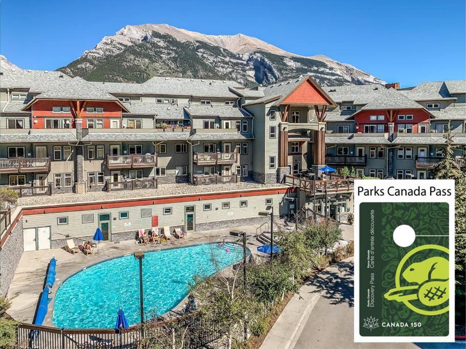 坎莫尔Mountain Retreat - Modern and Bright with Panorama Views 2 bedrooms, 4 beds, heated all-year outdoor pool, hottub, balcony, Banff Park Pass的山前带游泳池的度假胜地