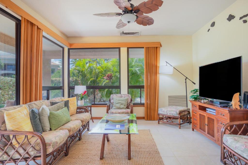 瓦克拉Shores at Waikoloa #108的带沙发和平面电视的客厅