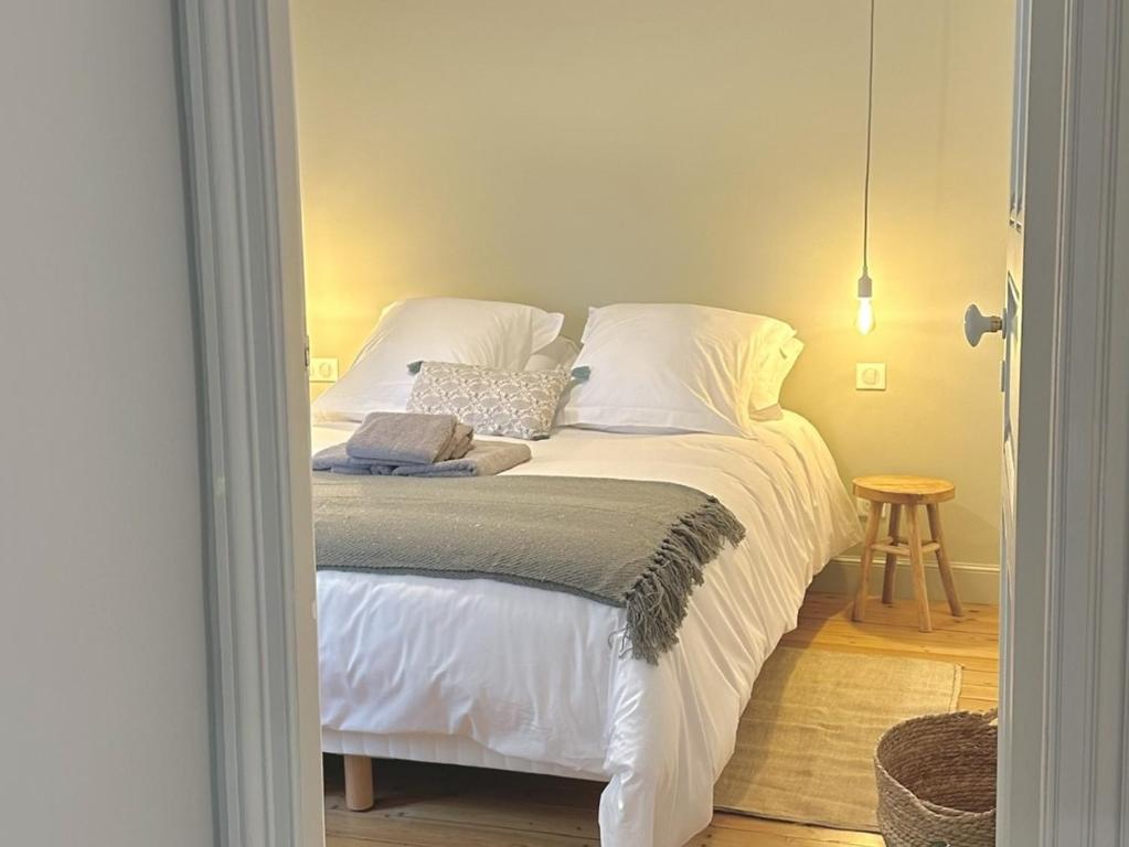 奥格地区伯夫龙La Maison Harmony的一间卧室配有带白色床单和枕头的床。
