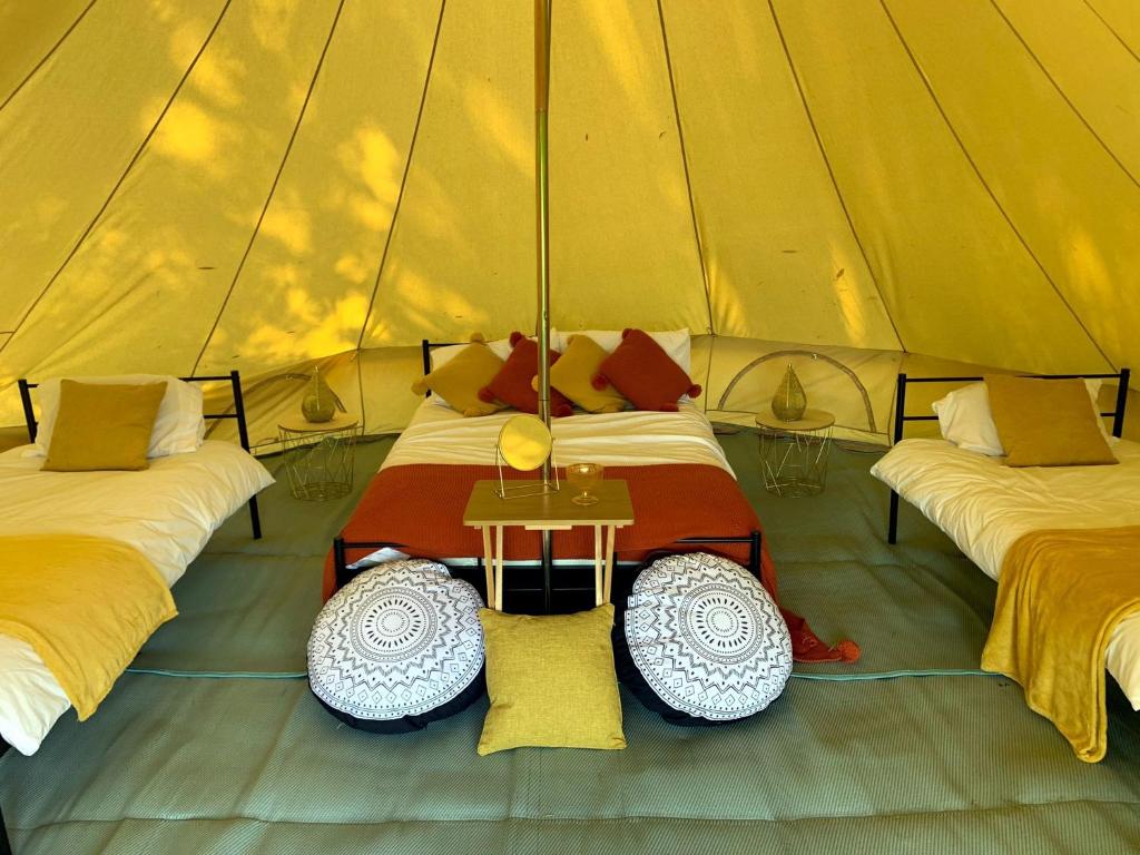 Westbury on SevernRivers View Holidays的帐篷配有两张床和一张桌子