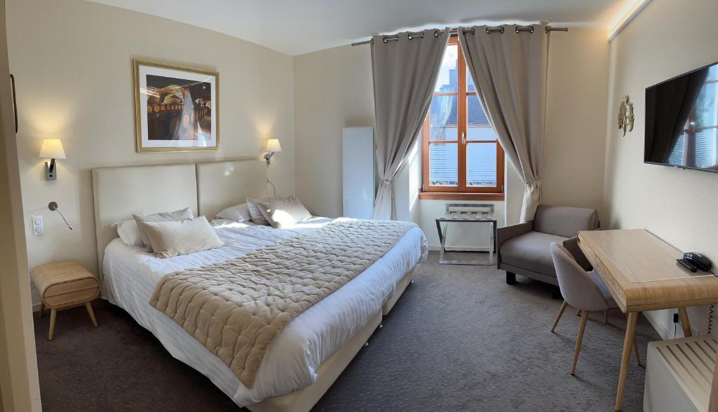 阿尔布瓦Logis Hôtel des Messageries的酒店客房带一张大床和一把椅子