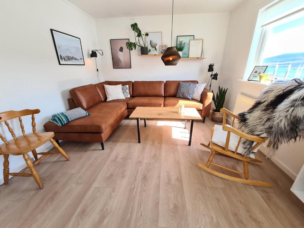 TvøroyriSummarhús29的客厅配有沙发和桌子