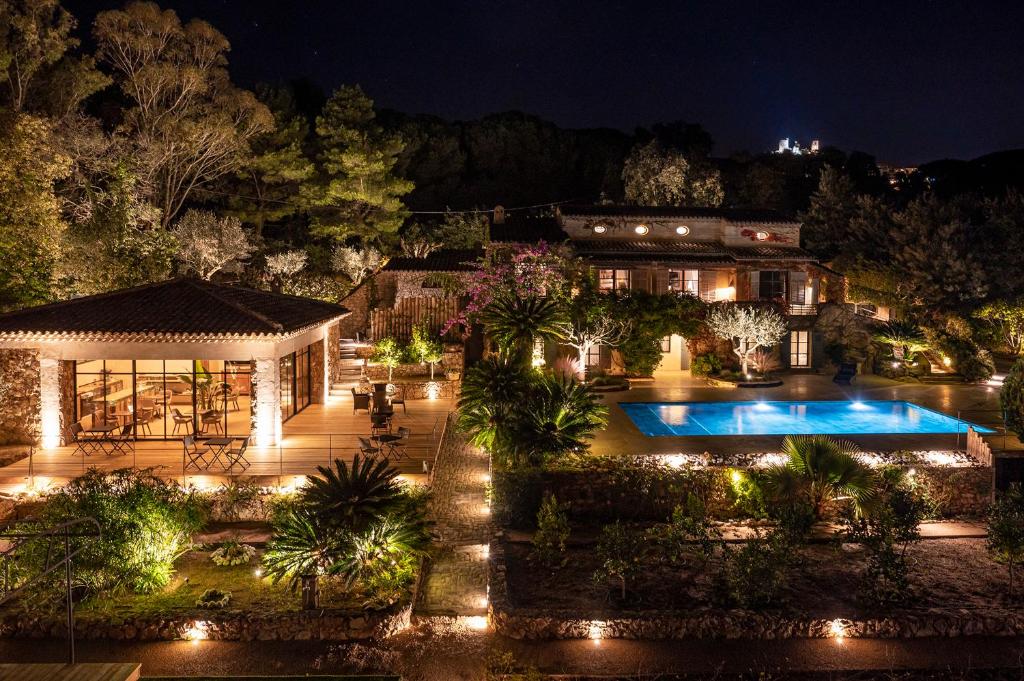 格里莫Le Clos de Mansart的享有房子空中景色,晚上有游泳池