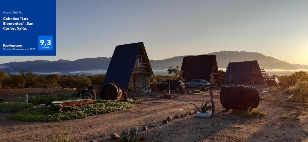 圣卡洛斯Cabañas "Los Elementos", San Carlos, Salta,的沙漠中一群有太阳的小屋