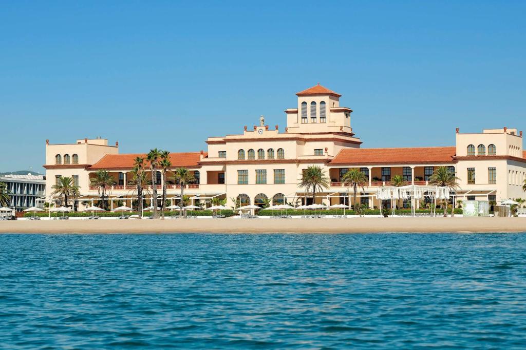 埃勒凡达尔艾美海滩水疗酒店的海边的一座大建筑