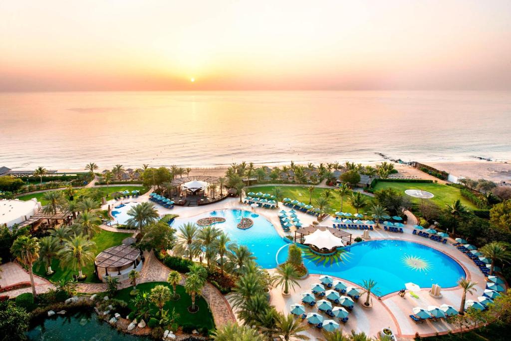 艾阿卡艾美阿尔阿卡海滩度假酒店的享有带游泳池和海洋的度假村的空中景致