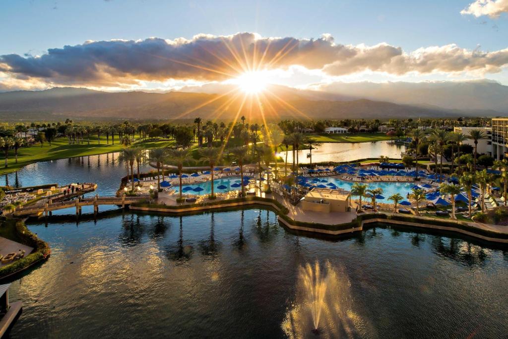 棕榈荒漠JW万豪沙漠温泉酒店及Spa的享有带水中游泳池的度假村的空中景致