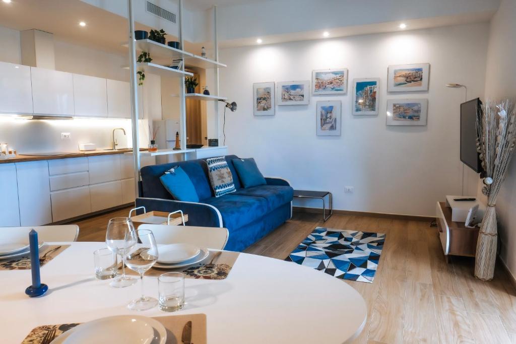 巴里JLH Aparts - Just Like Home的客厅配有蓝色的沙发和桌子