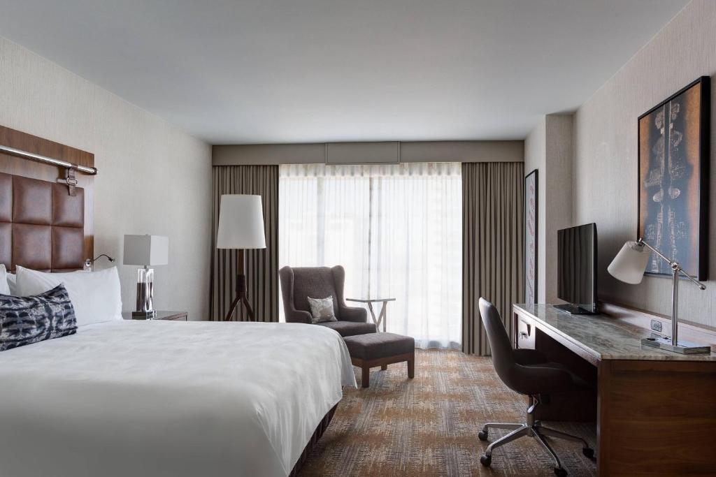 奥斯汀奥斯汀JW万豪酒店的配有一张床和一张书桌的酒店客房