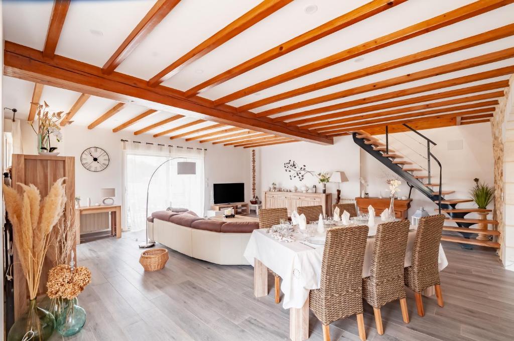 Montagnac-la-CrempseLa Grange Peyrat的客厅配有桌椅和沙发