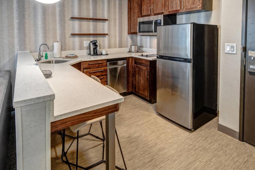 纳什维尔Residence Inn by Marriott Nashville Green Hills的厨房配有不锈钢冰箱和木制橱柜