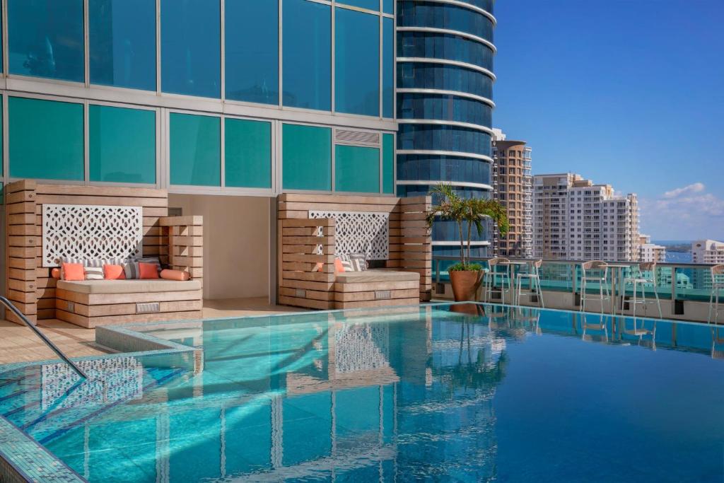 迈阿密迈阿密马奎斯JW万豪酒店的建筑物屋顶上的游泳池