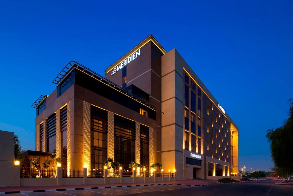 迪拜Le Méridien Dubai Hotel & Conference Centre的建筑的侧面有标志