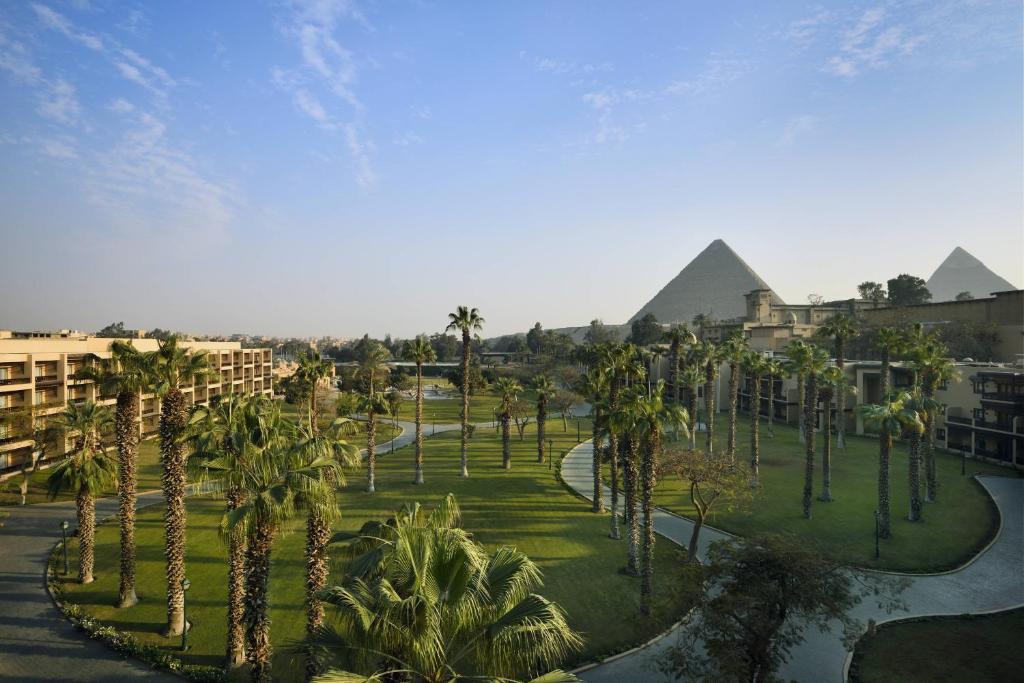开罗开罗米娜宫万豪酒店的棕榈树和金字塔度假村的空中景致