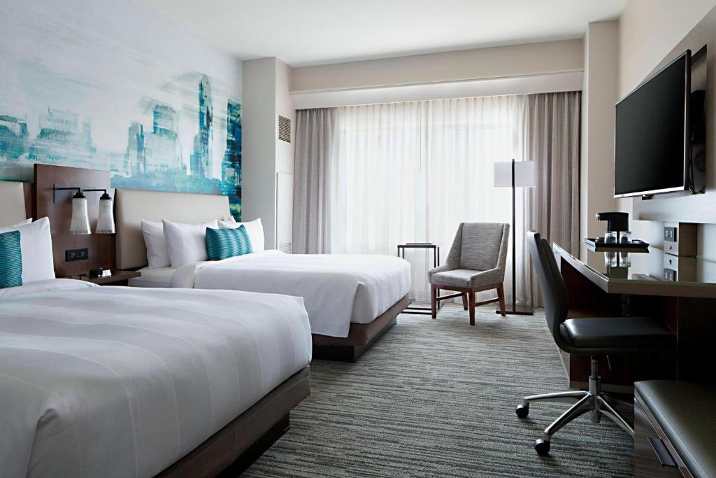 印第安纳波利斯印第安纳波利斯市中心万豪酒店 的酒店客房配有两张床和一张书桌