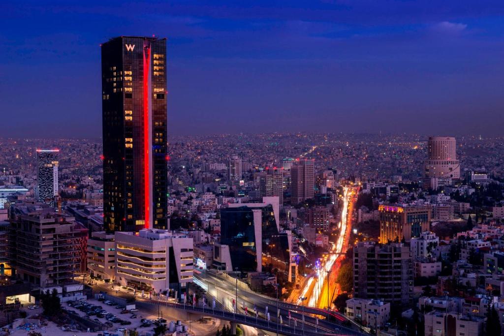 安曼W Amman Hotel的城市天际线,夜晚有高楼