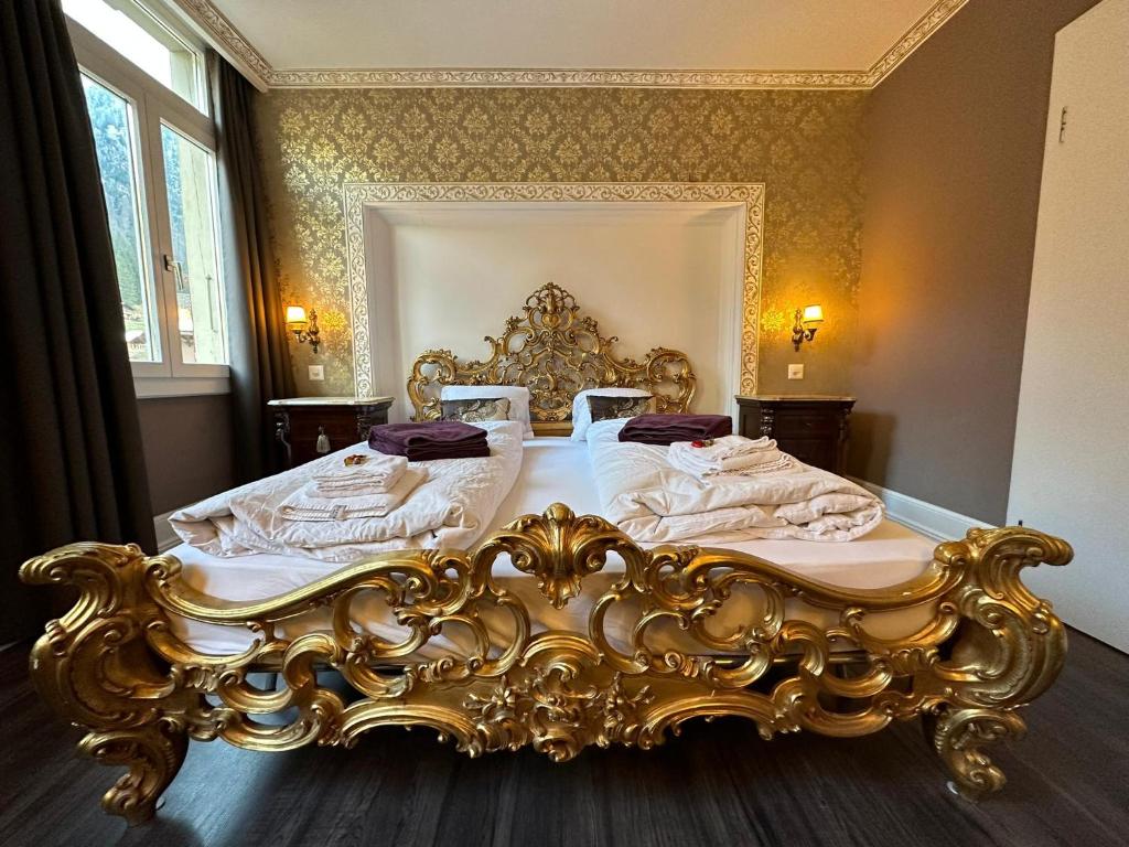 昆塔尔Historisches Hotel Bären的华丽的床,配有白色床单和紫色枕头