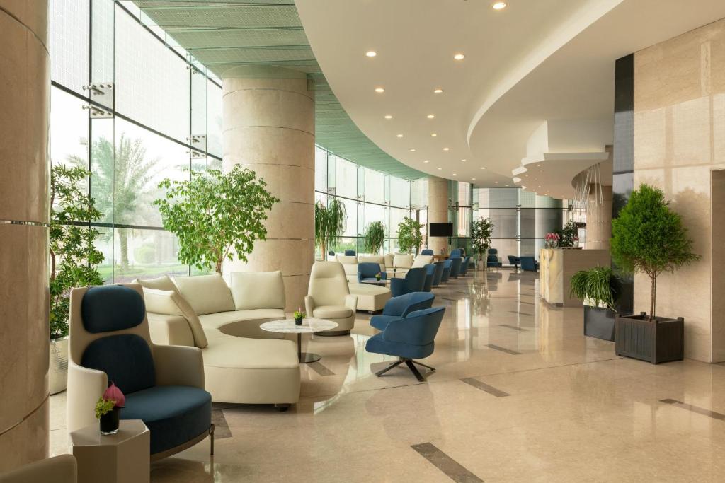 科威特福朋喜来登酒店的大楼内一个带沙发和椅子的大堂