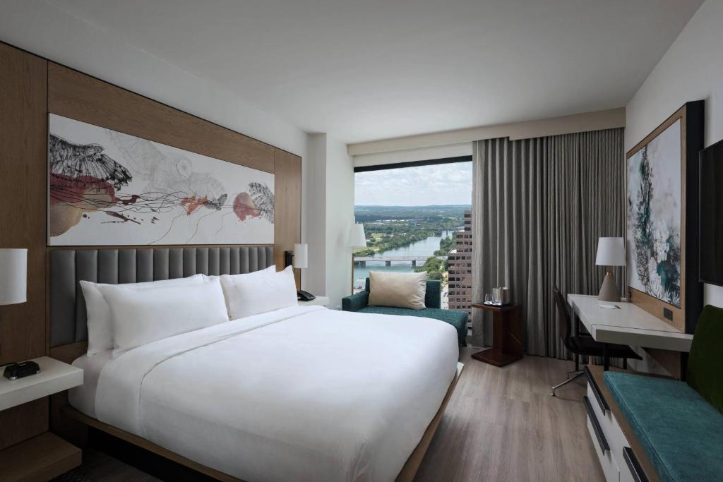 奥斯汀Austin Marriott Downtown的酒店客房设有一张白色大床和一个窗户。