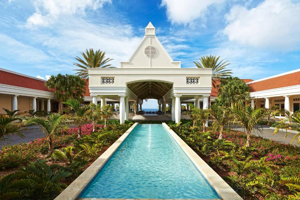 威廉斯塔德Curaçao Marriott Beach Resort的一座教堂前的游泳池