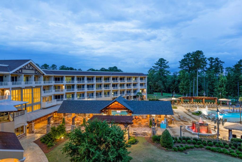 欧佩莱卡Auburn Marriott Opelika Resort & Spa at Grand National的享有带游泳池的度假村的空中景致