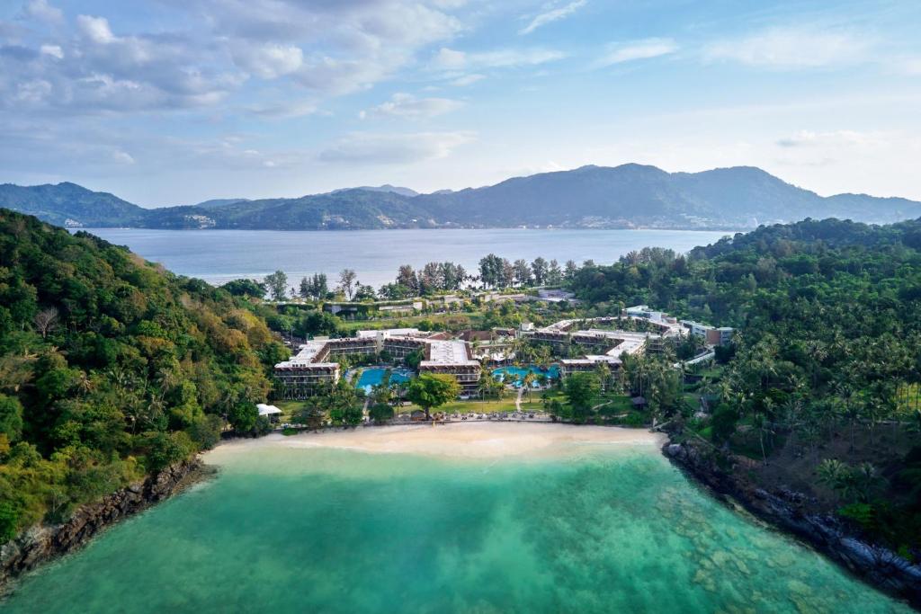 芭东海滩Phuket Marriott Resort & Spa, Merlin Beach的海滩上的度假村的空中景观