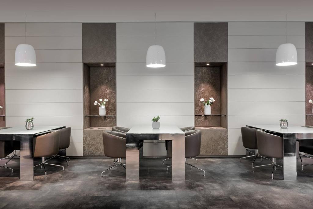 大加那利岛拉斯帕尔马斯伊比利亚拉斯帕尔马斯万豪AC酒店的一间带2张桌子和椅子的用餐室