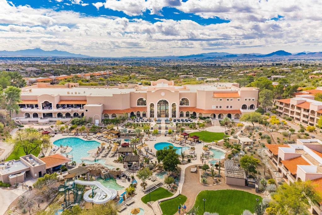 土桑The Westin La Paloma Resort & Spa的享有带游泳池的度假村的空中景致