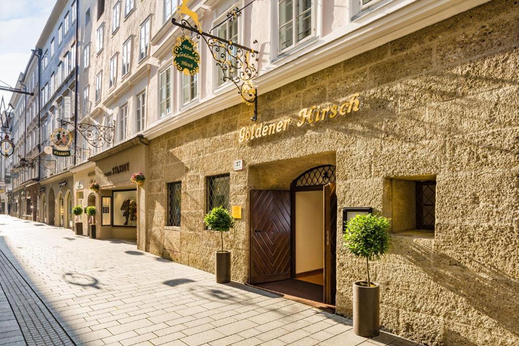 萨尔茨堡Hotel Goldener Hirsch, A Luxury Collection Hotel, Salzburg的街道边有门的建筑物