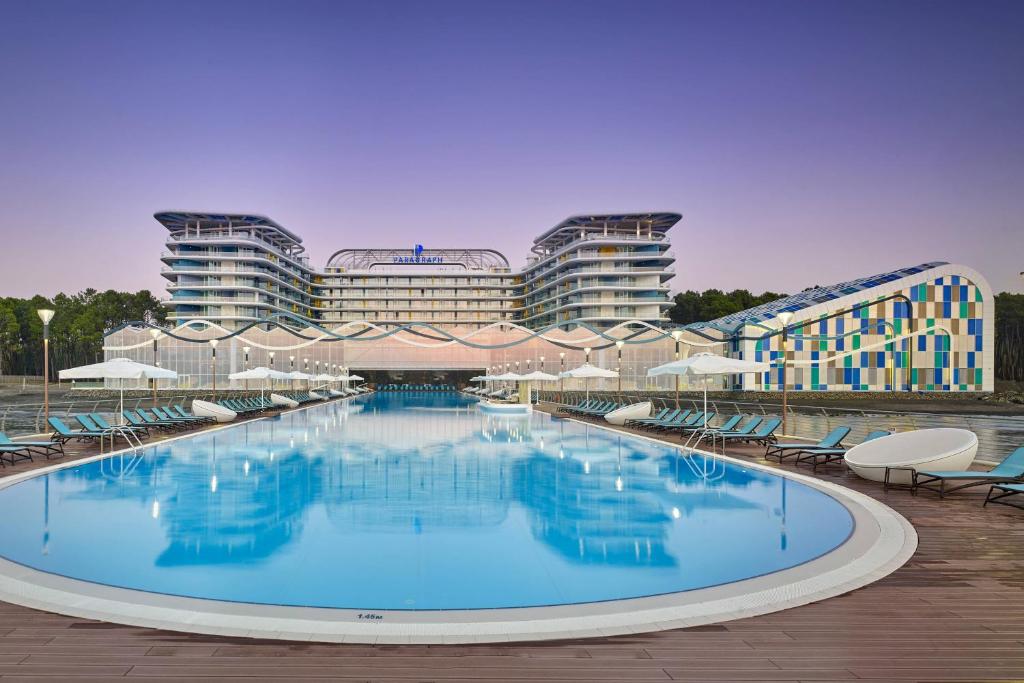 谢赫维蒂利雪科维特利帕拉格拉夫傲途格精选Spa度假酒店的大楼前的大型游泳池
