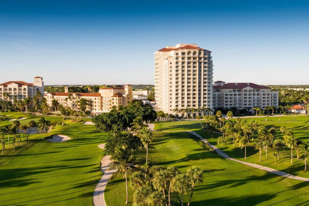 阿文图纳JW Marriott Miami Turnberry Resort & Spa的享有棕榈树和建筑度假村的景色