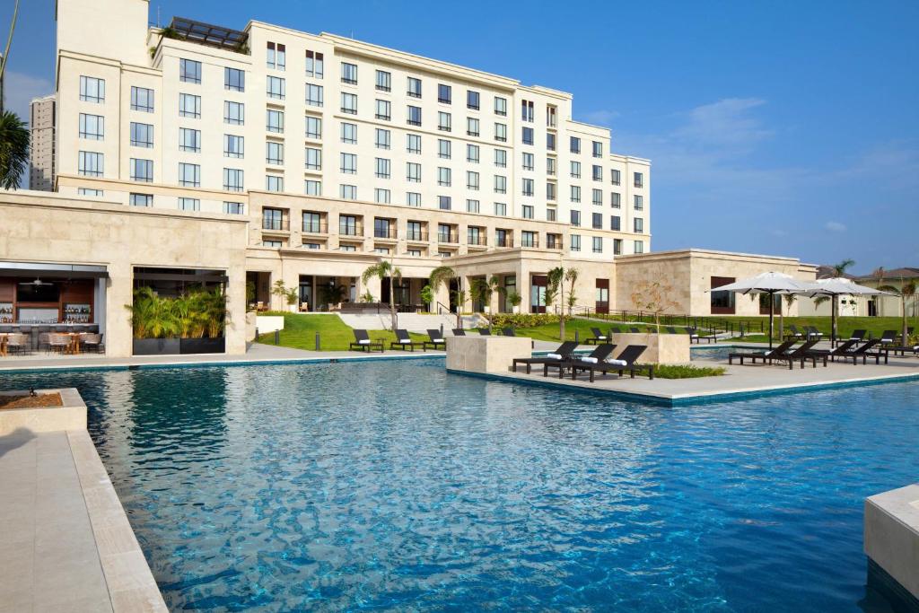 巴拿马城The Santa Maria, a Luxury Collection Hotel & Golf Resort, Panama City的大楼前有游泳池的酒店