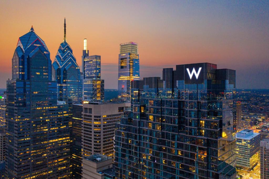 费城W Philadelphia的日落时分享有城市天际线的景致