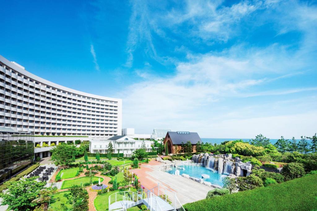 浦安东京湾喜来登大酒店 的一个带游泳池和水上公园的度假胜地