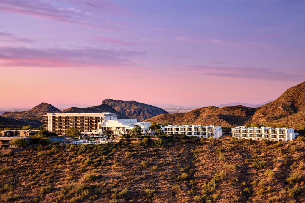 斯科茨ADERO Scottsdale Resort, Autograph Collection的山丘上以山为背景的酒店