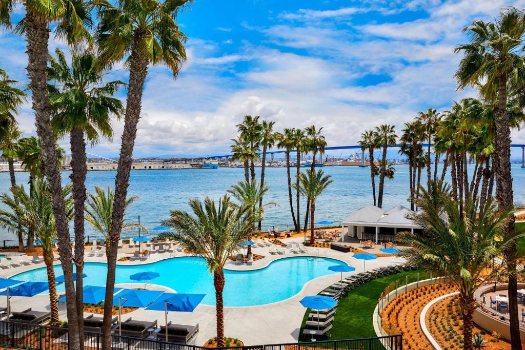 圣地亚哥科罗纳多岛万豪Spa度假酒店的享有棕榈树度假村的游泳池景致